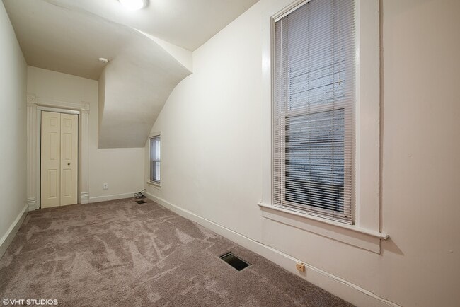 Building Photo - 3041 N Southport Ave