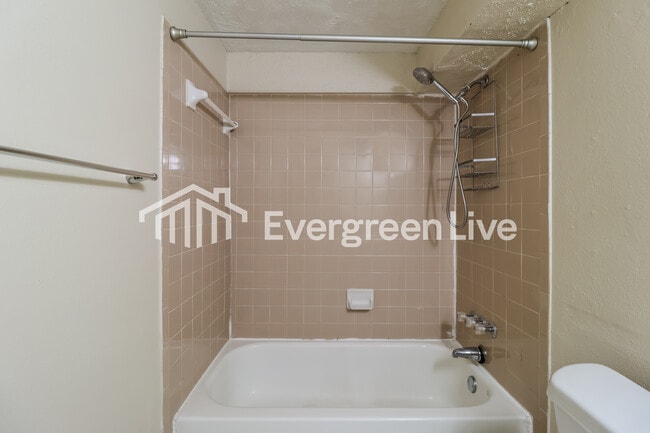 Building Photo - 5024 Lynn Ln