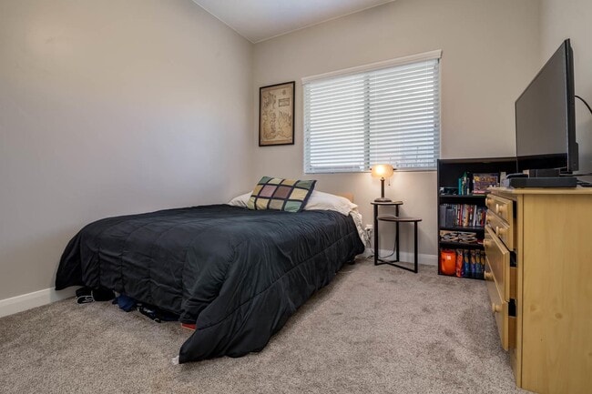 Building Photo - Red Mountain Jewel!  WITH SOLAR PANELS!!