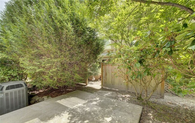 Building Photo - 2bd/2.5ba Redmond Townhouse