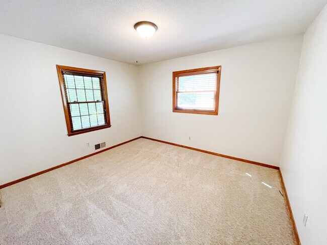 Building Photo - 1172 Highview Dr