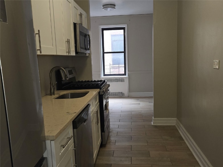 Building Photo - 55 E 190th St