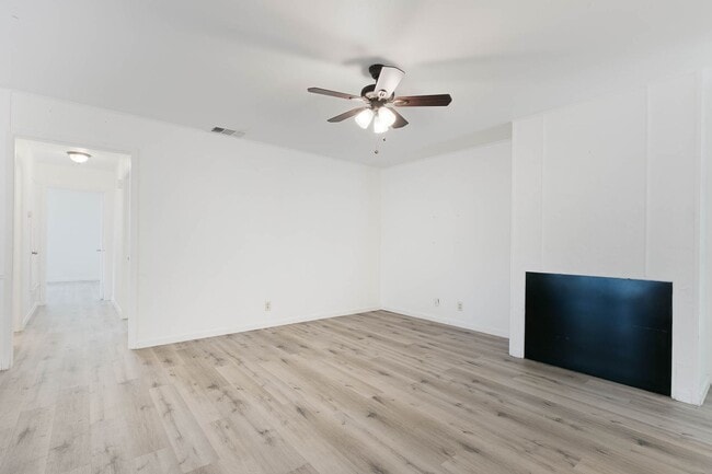 Building Photo - Leon Valley~Spacious 2 Bedroom~Updated Kitchen with Stainless Steel Appliances~2 Car Garage~Backyard