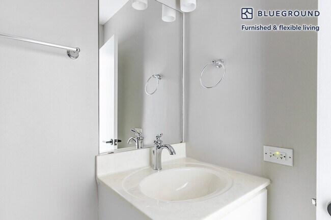 Building Photo - 3450 N Lake Shore Dr