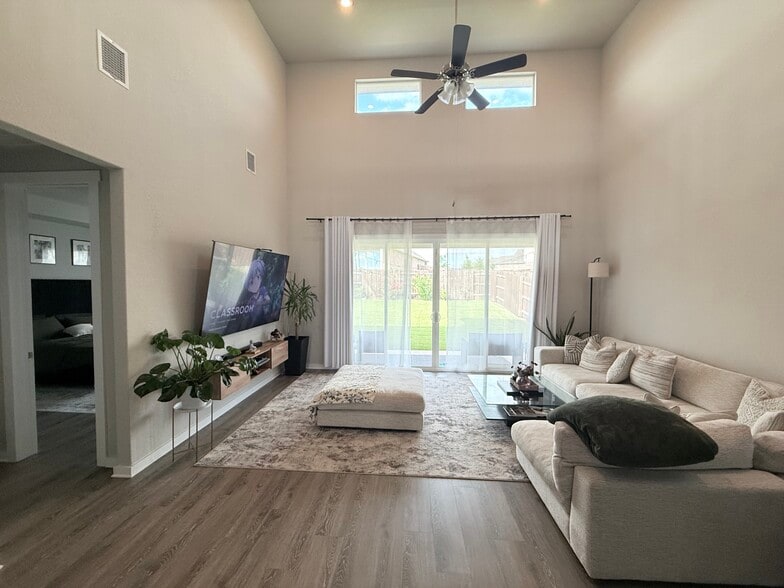 Building Photo - 2024 Wilsons Warbler Dr