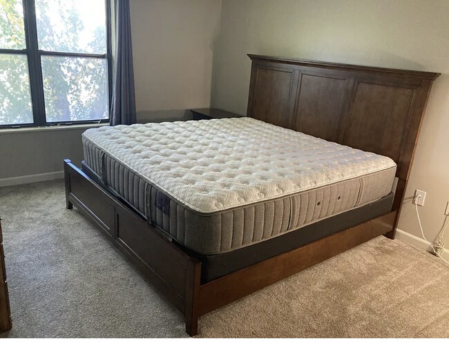 Building Photo - 445 W 9th St