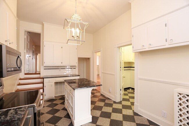 Building Photo - -- AVAILABLE 05/26/2026 -- MUSEUM DISTRICT CHARMER! 2 CAR GARAGE