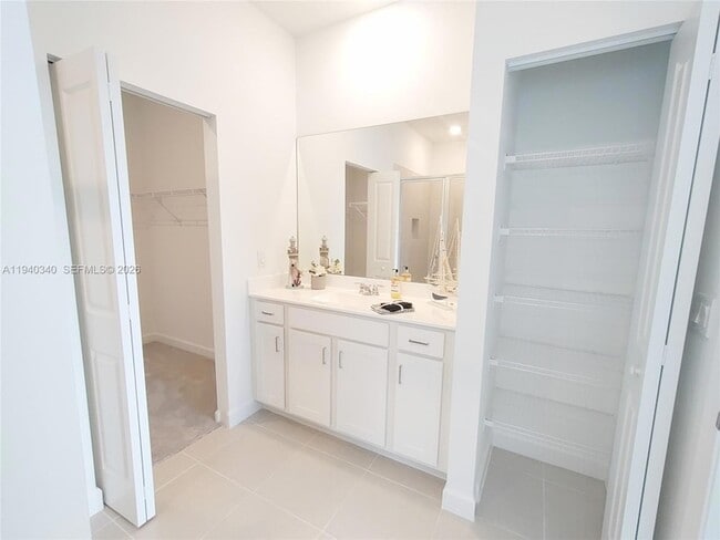 Building Photo - 400 SE Crossoak Ln