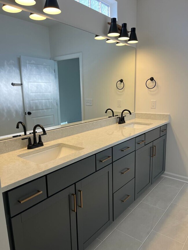 Building Photo - Beautiful New Home