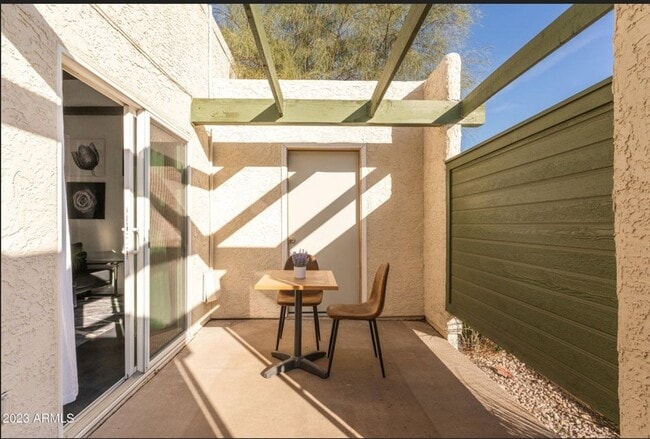 Building Photo - 2516 E 5th Pl