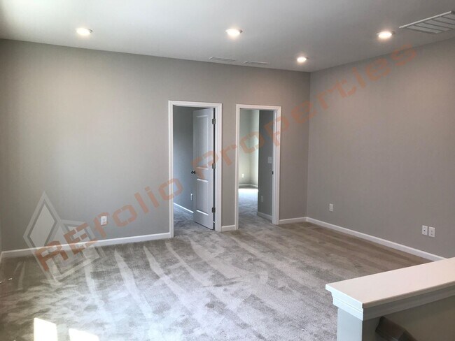 Building Photo - Grand 5 Bedroom 3 Baths House w/1st FL gue...