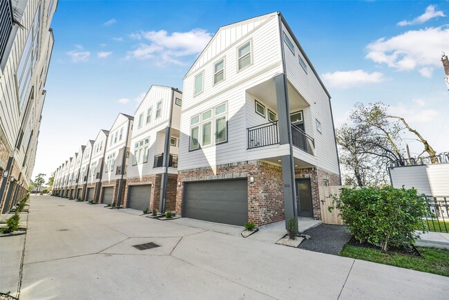 Building Photo - 720 W Donovan St