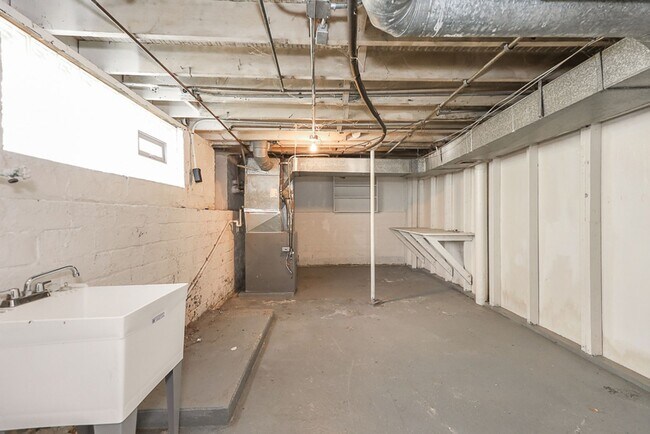 Building Photo - 2 Bedroom 1 bath Single Family Home