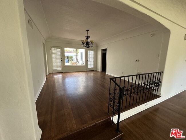 Building Photo - 147 N Orange Dr