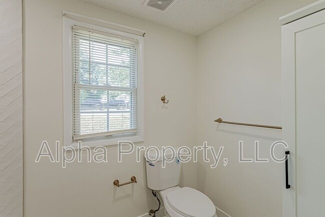 Building Photo - 407 Cedar Lane Rd