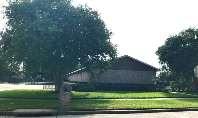 Building Photo - 11318 Beauvoir Dr