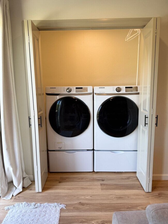 Building Photo - Garden Grove - Upgraded 3 Bedroom 2 Bath H...