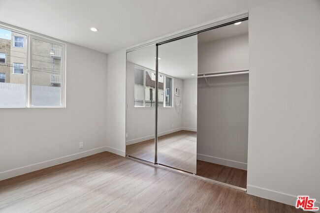 Building Photo - 1117 S Bronson Ave