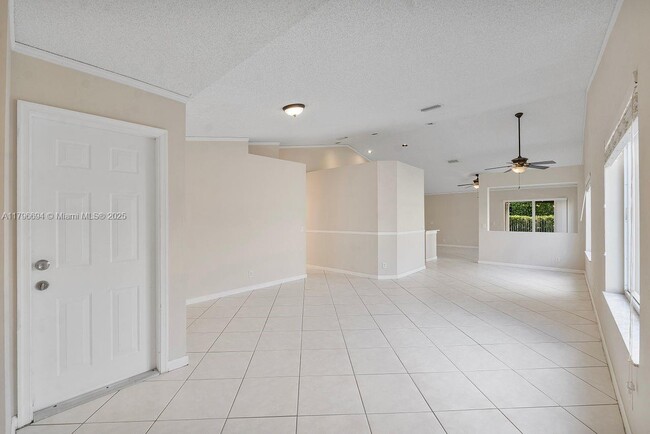 Building Photo - 4013 Pine Ridge Ln