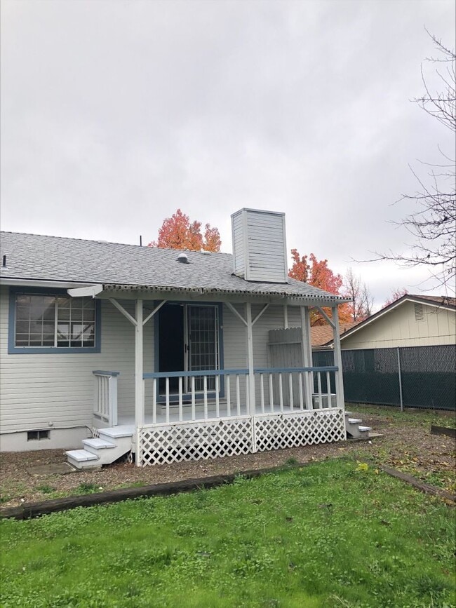 Building Photo - 3 Bedroom 2 Bath Single Family Home