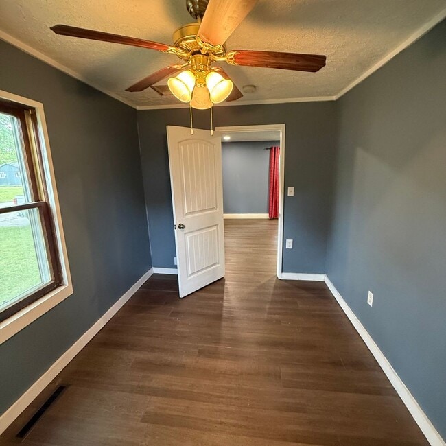 Building Photo - 3 bedroom 1 bath Bungalow with Large fenced in back yard available now.