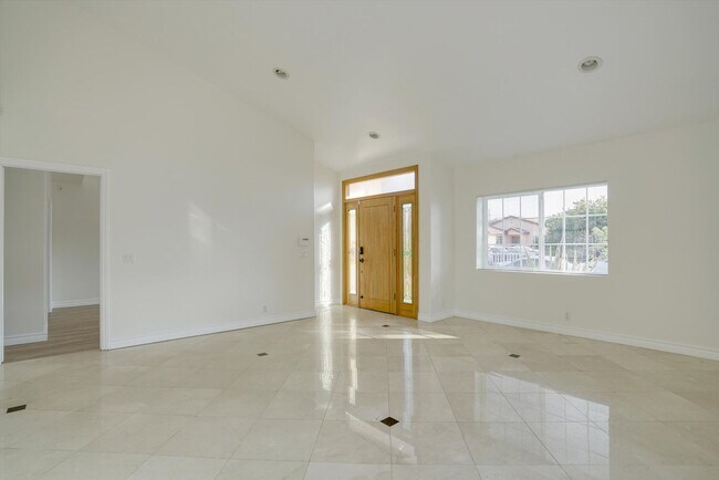 Building Photo - Get This House Now