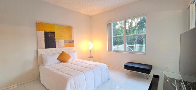 Building Photo - 661 Lake Wellington Dr