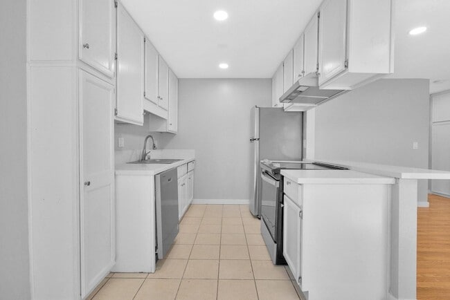 Building Photo - Modern 1BD Retreat with Dishwasher, Pool & Spa