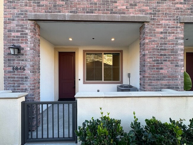 Building Photo - Modern Turn-Key Three-Story Townhome