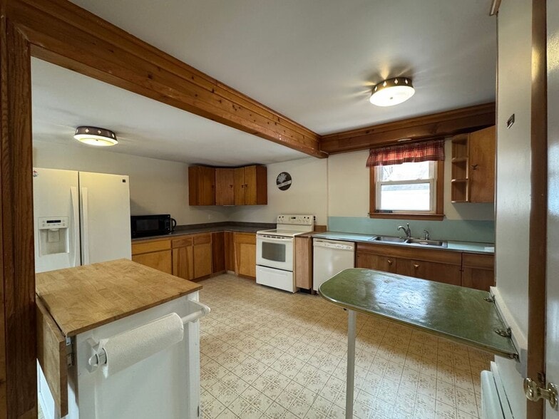 Building Photo - 70 Cedar St