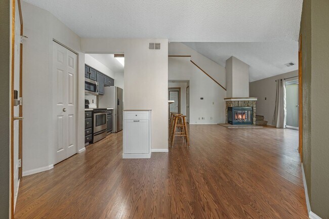 Building Photo - Spacious 3BR/3BA Condo w/ Loft & Vaulted Ceilings!