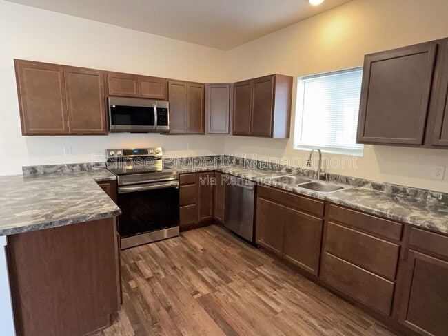 Building Photo - 250 Sasha St