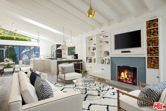 Building Photo - 1203 N Poinsettia Pl