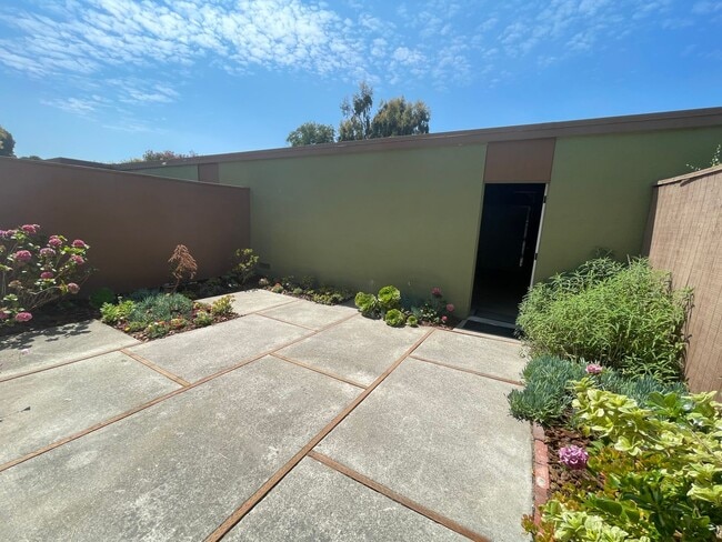 Building Photo - 1033 Fontana Dr
