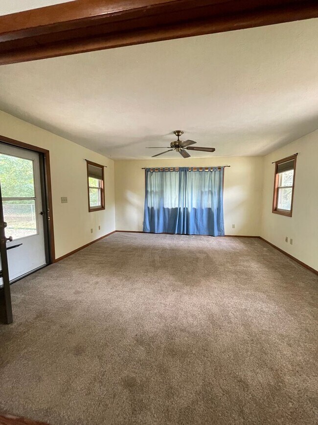 Building Photo - SINGLE FAMILY HOME - Fenced yard