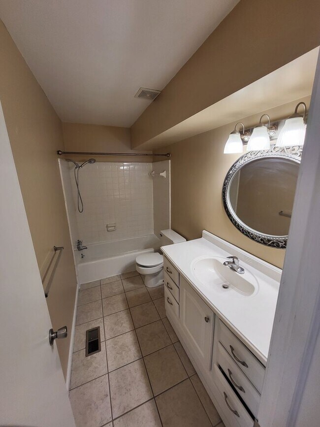 Building Photo - Downs1345-1347