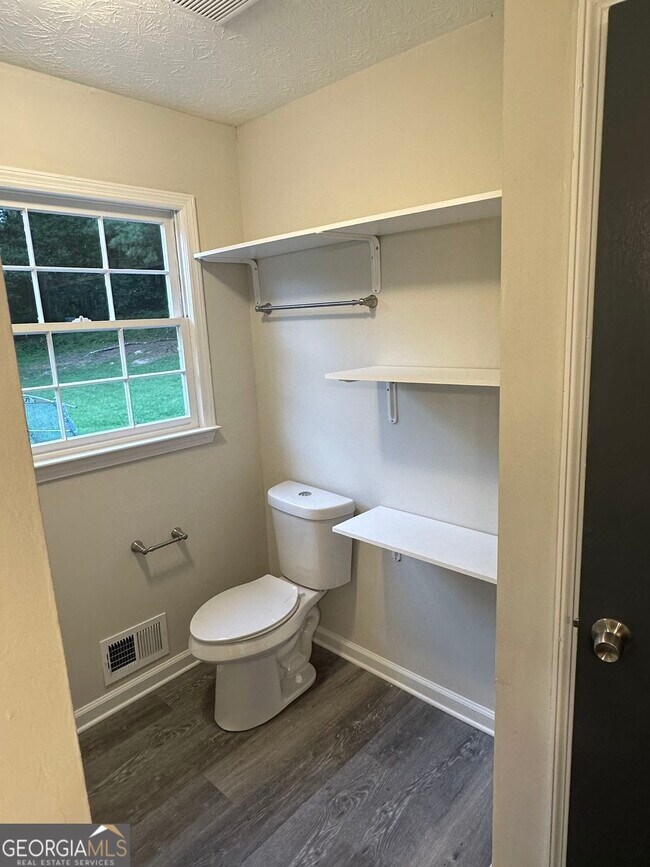 Building Photo - 6322 W Fayetteville Rd