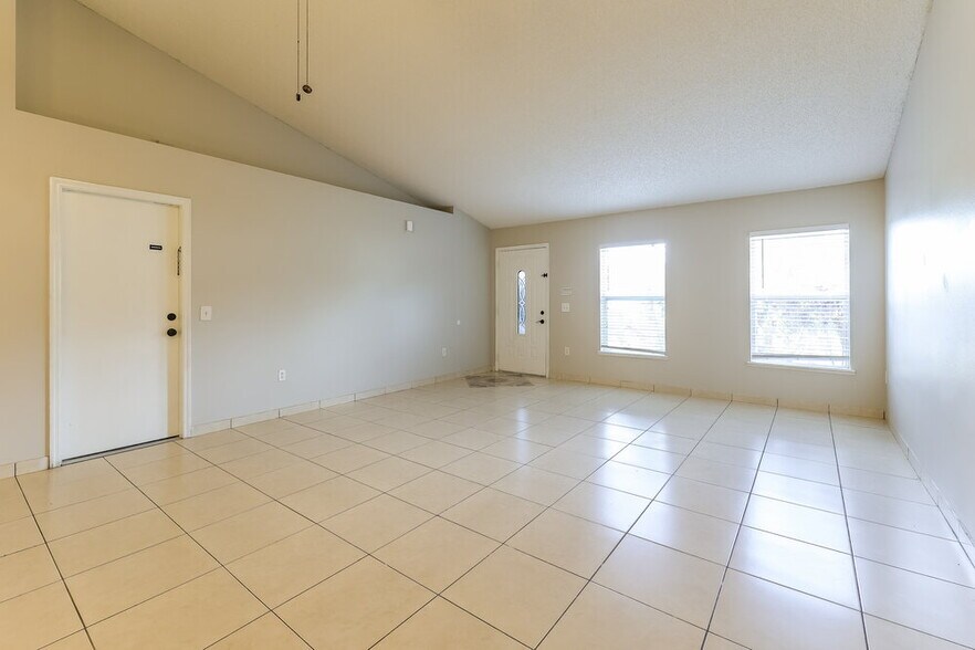 Building Photo - 742 Paris Dr