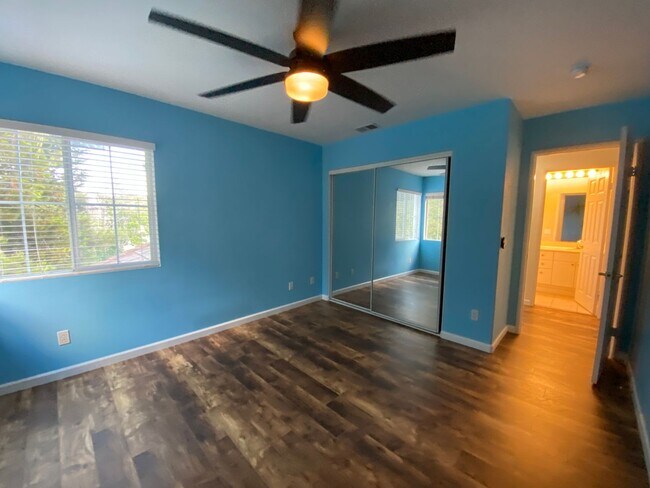 Building Photo - Desirable 5br3 car garage executive home b...