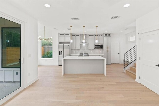 Building Photo - 3321 Hemlock Ave