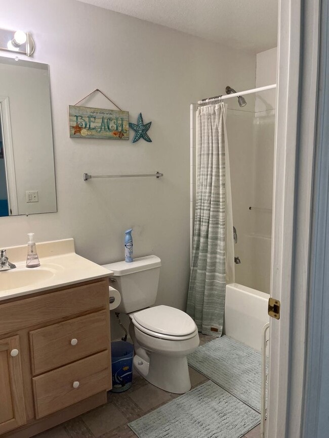 Building Photo - 3 Bedroom/2 Bathroom Furnished Rental Available from June 15, 2026 through March 31, 2027