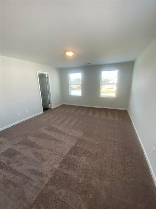 Building Photo - 4 bed 2.5 bath Available in Feburary