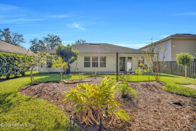 Building Photo - 657 MacKenzie Cir