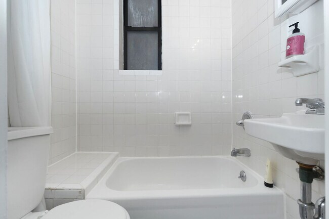 Building Photo - 335 E 94th St