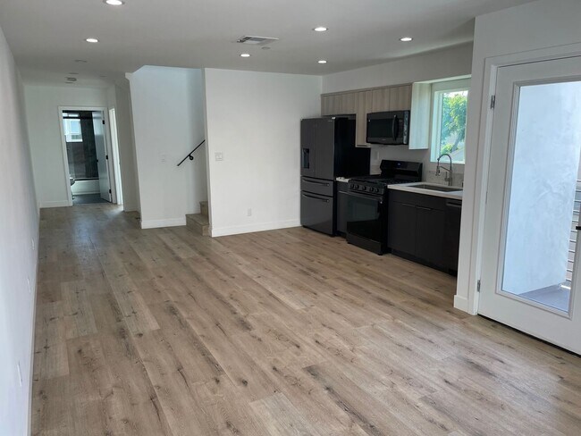 Building Photo - REST OF NOVEMBER FREE! Spacious 4 Bedroom ...