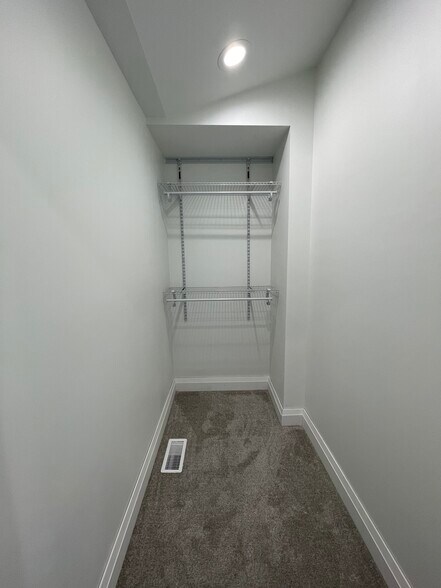 Building Photo - 905 Aurora Way