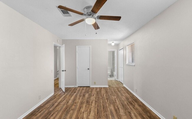 Building Photo - Live Where Convenience Meets Comfort in Lakebend!