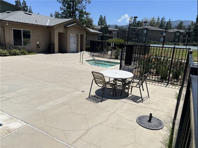 Building Photo - 2612 Avenida Del Vista