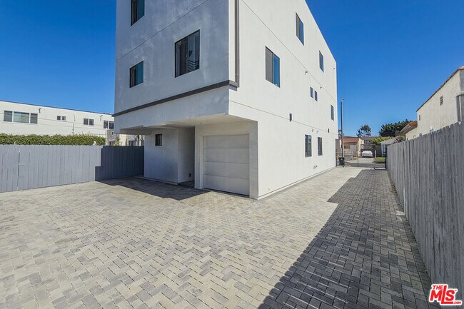 Building Photo - 1921 Carmona Ave