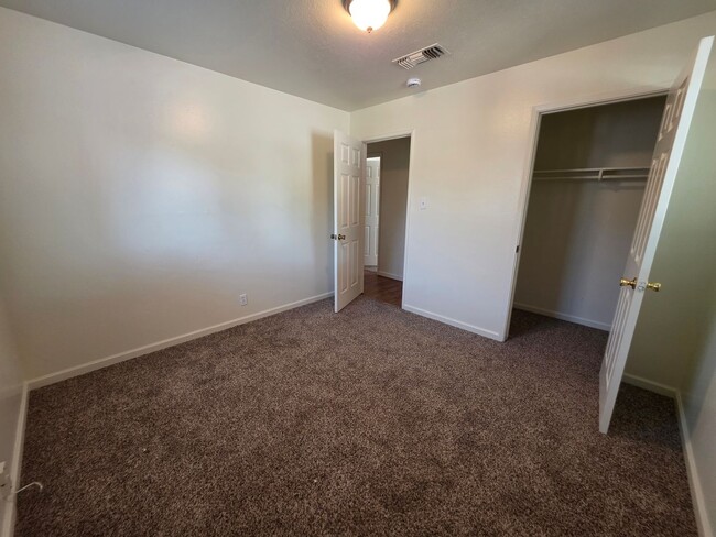 Building Photo - 4 bedroom single story near freeway & shop...